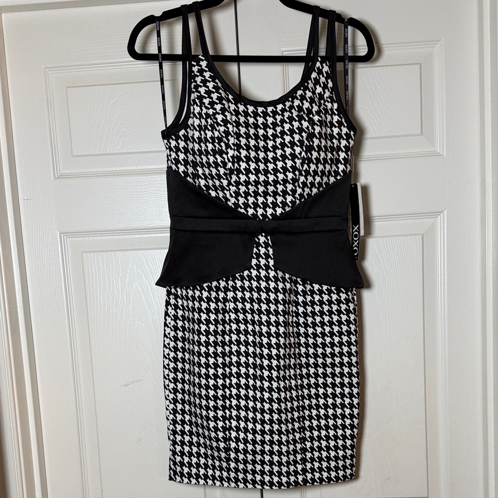 NWT Black and White Houndstooth Peplum Mini Dress with exposed zipper. Size 5/6